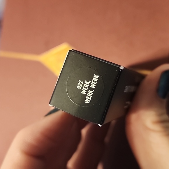 MAC COSMETICS | POWDER KISS LIPSTICK - Picture 4 of 4